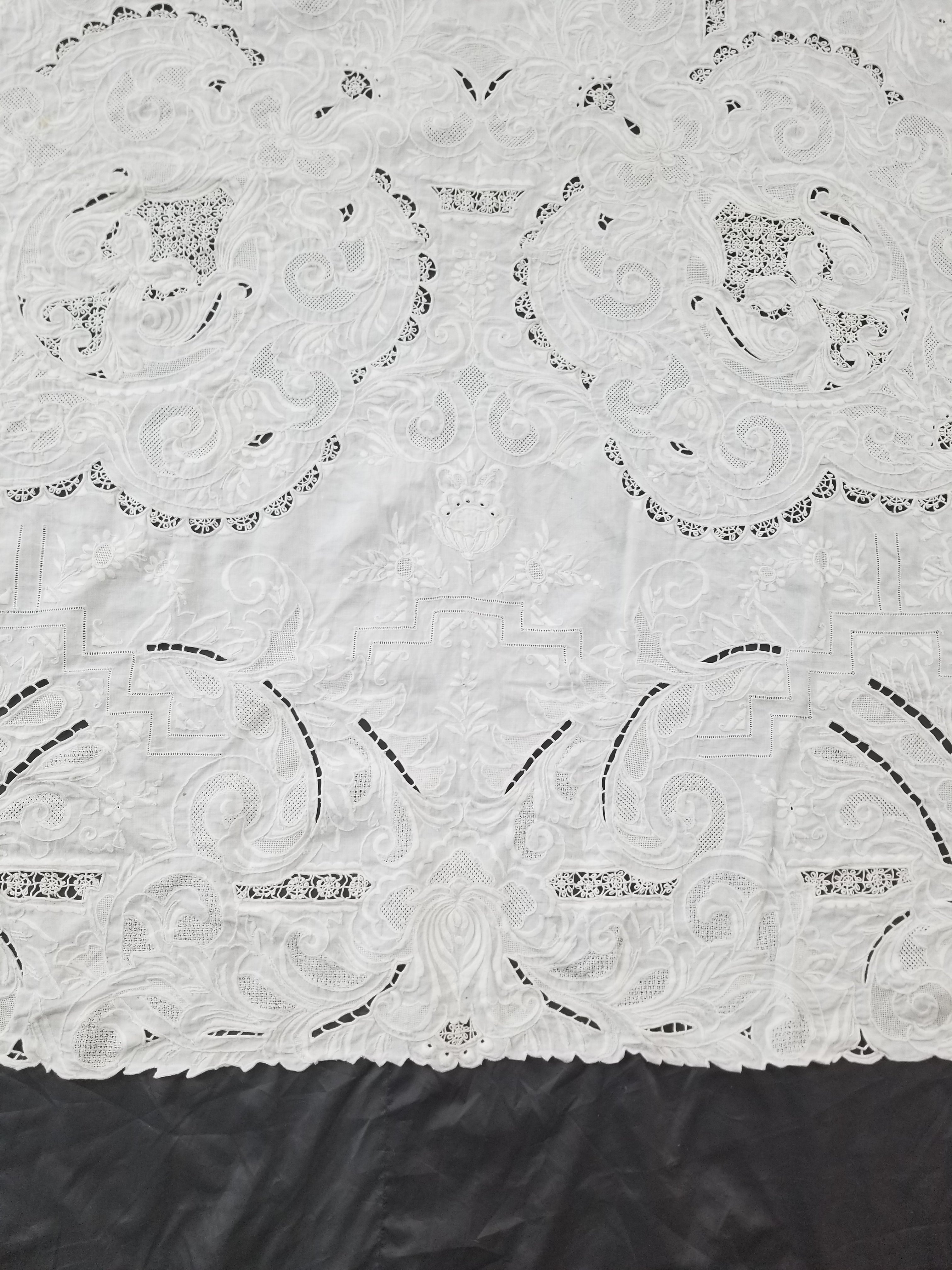 Vintage Traditional Madeira Hand Embroidered Cut Work Linen Tablecloth 240x160cm