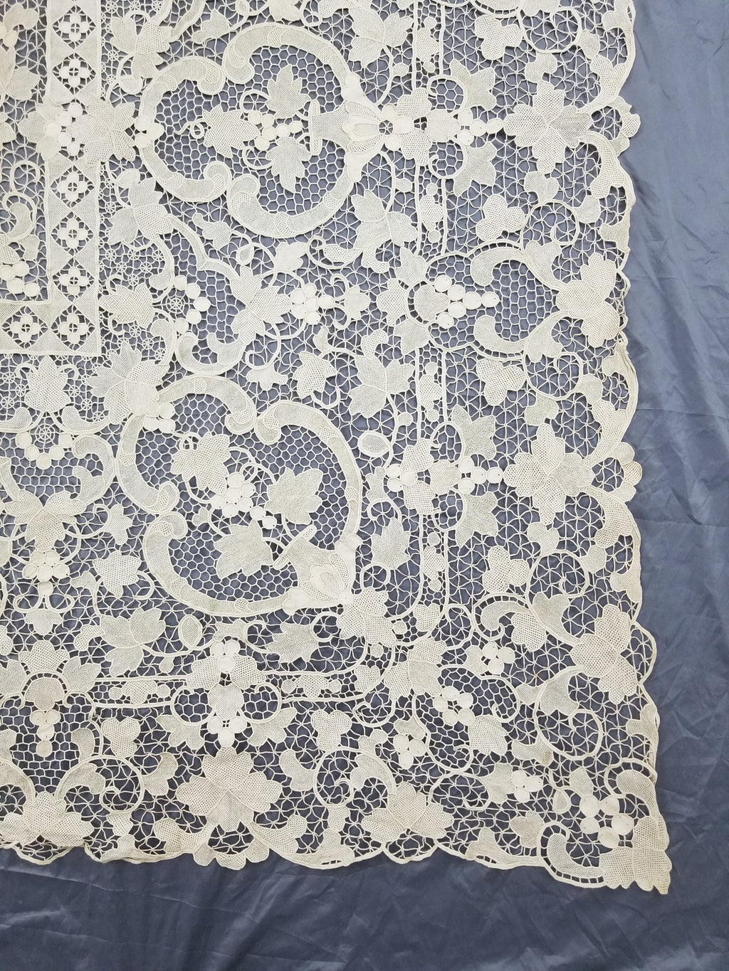 Vintage Italian Point De Venise Needle Lace Tablecloth 256x225cm