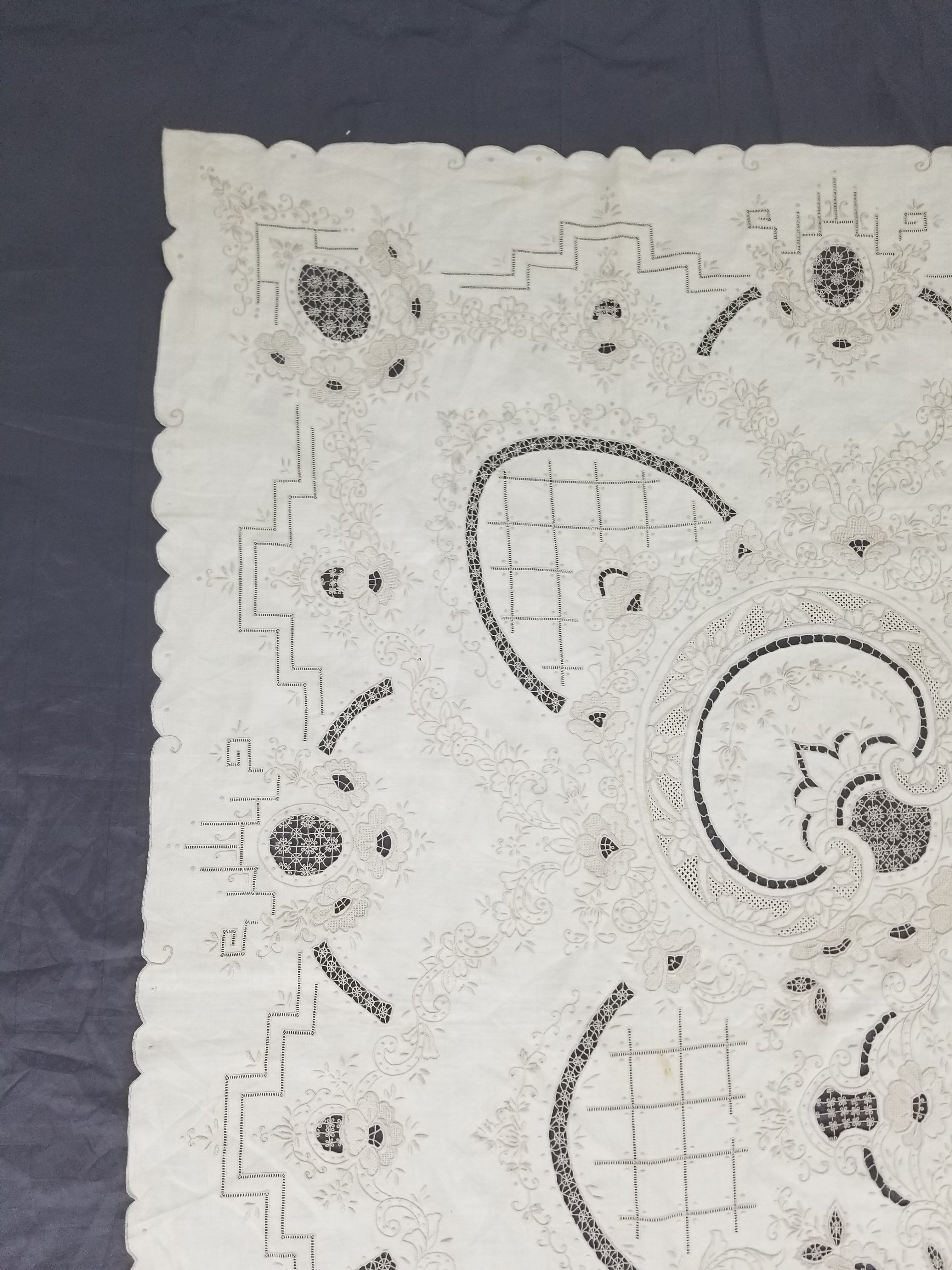 Vintage European Madeira Style Hand Embroidered Cutwork Tablecloth 306x170cm