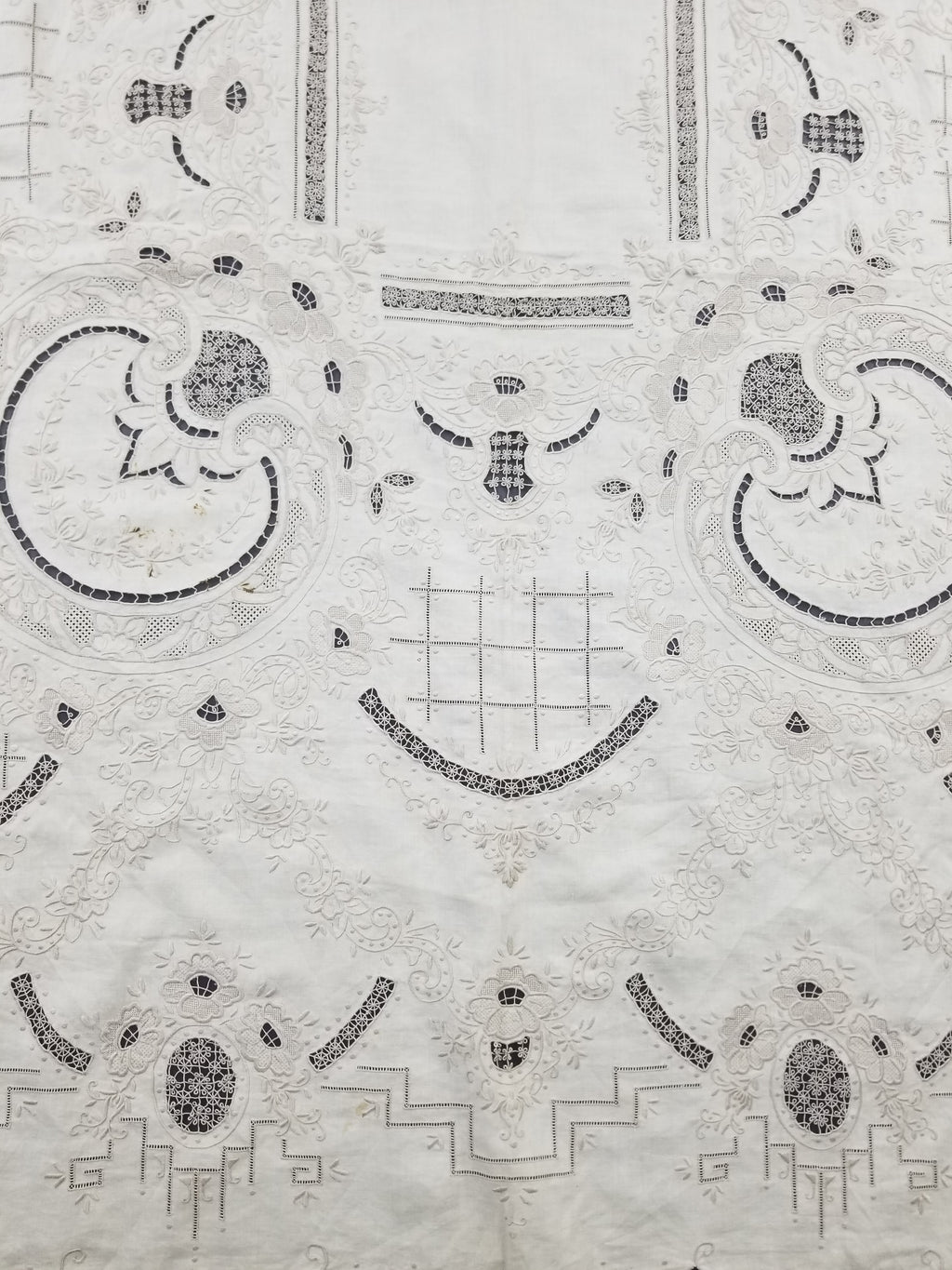 Vintage European Madeira Style Hand Embroidered Cutwork Tablecloth 306x170cm