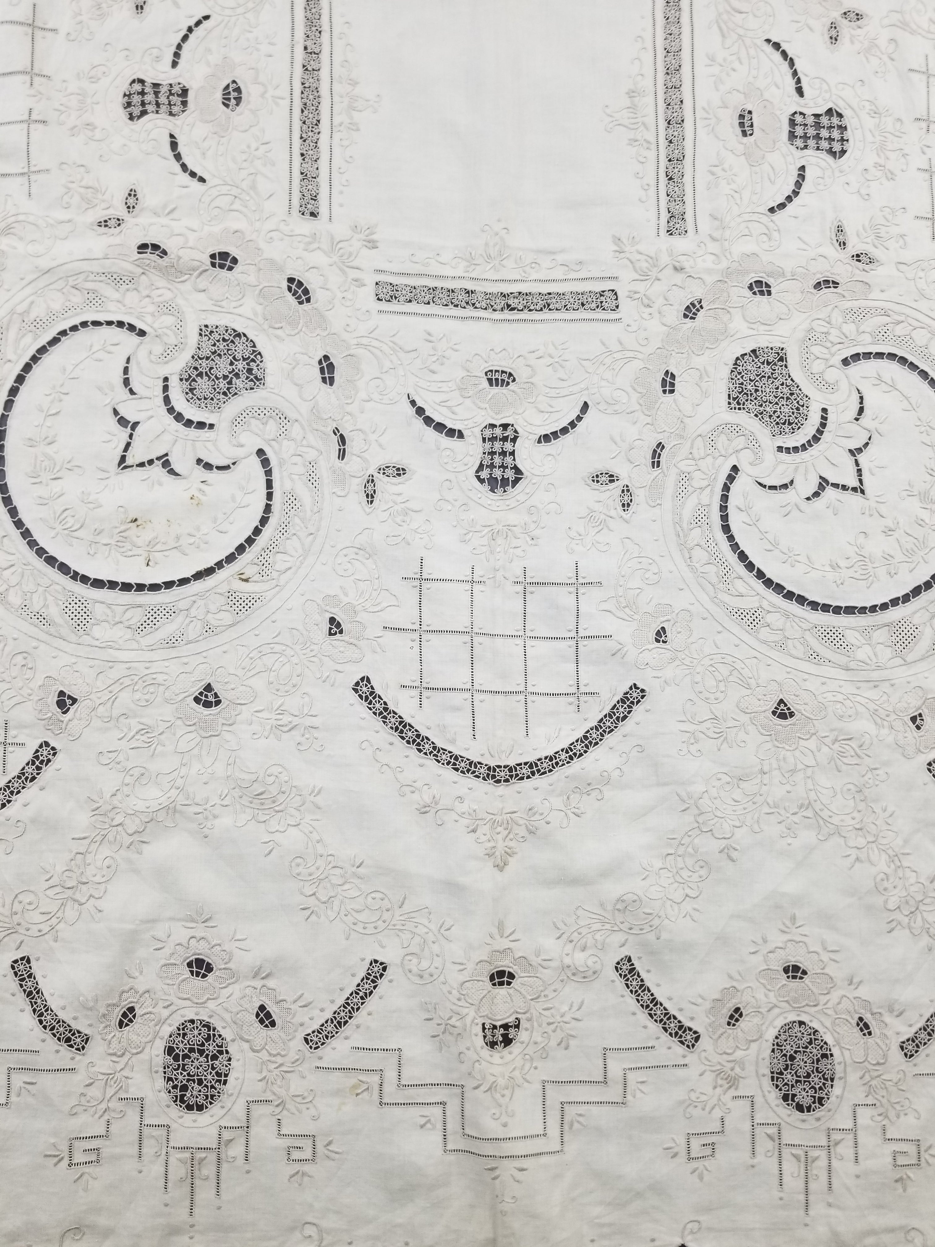 Vintage European Madeira Style Hand Embroidered Cutwork Tablecloth 306x170cm