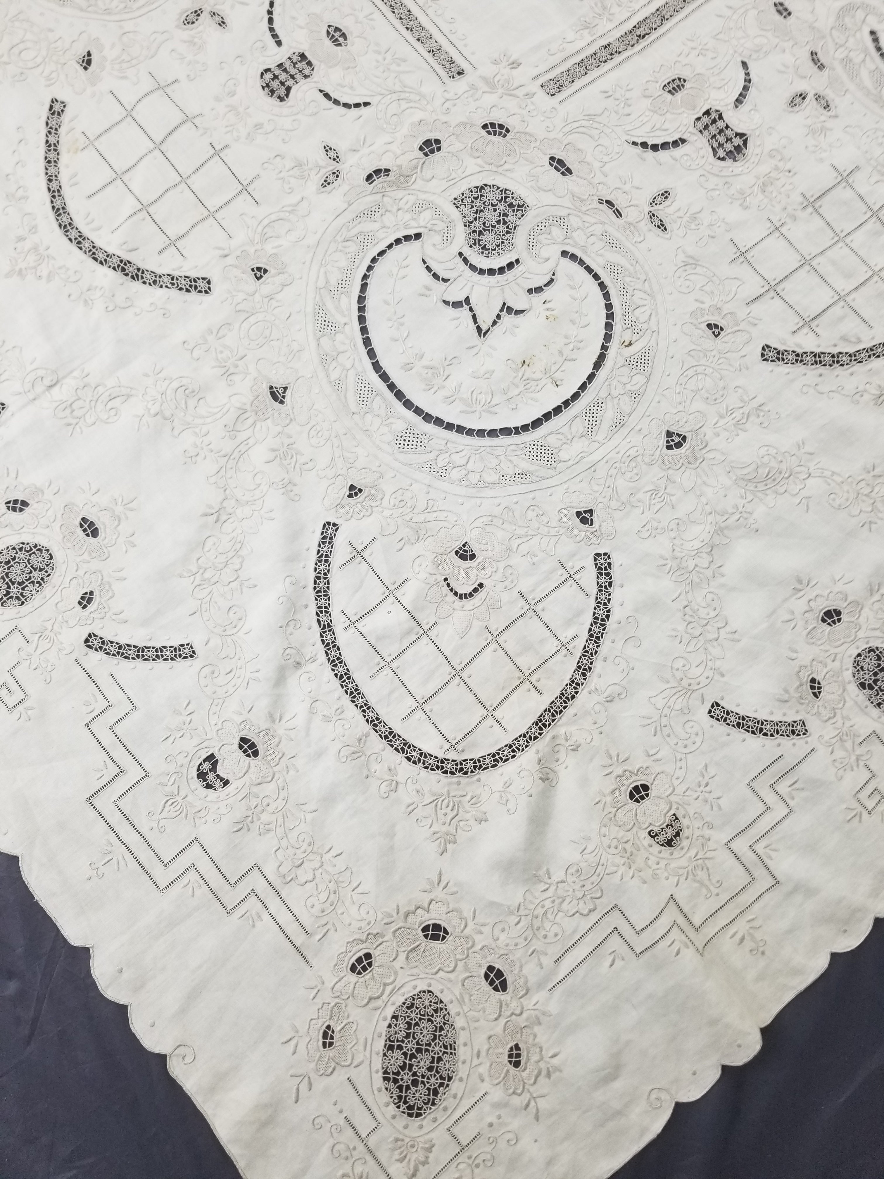 Vintage European Madeira Style Hand Embroidered Cutwork Tablecloth 306x170cm