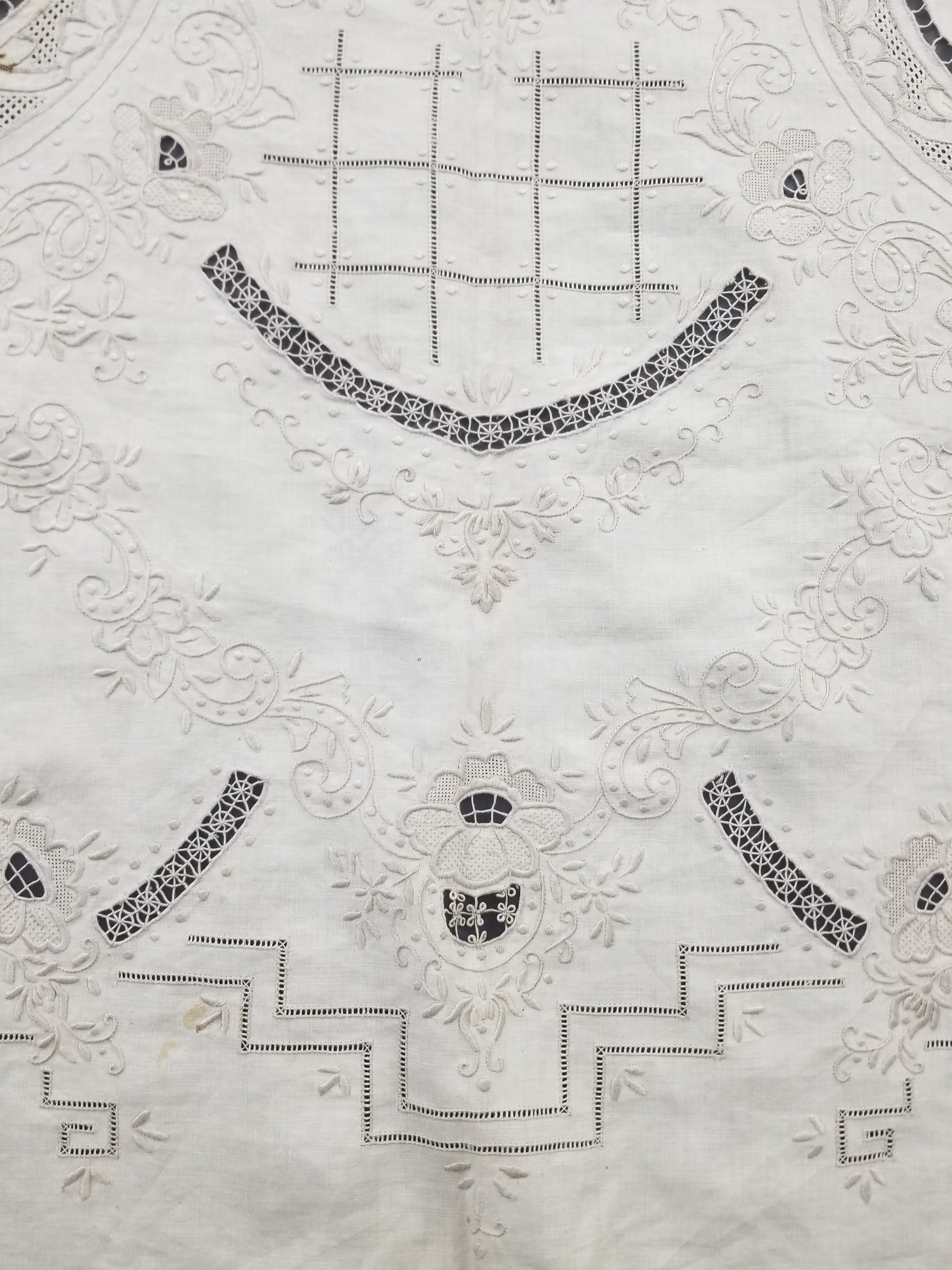 Vintage European Madeira Style Hand Embroidered Cutwork Tablecloth 306x170cm