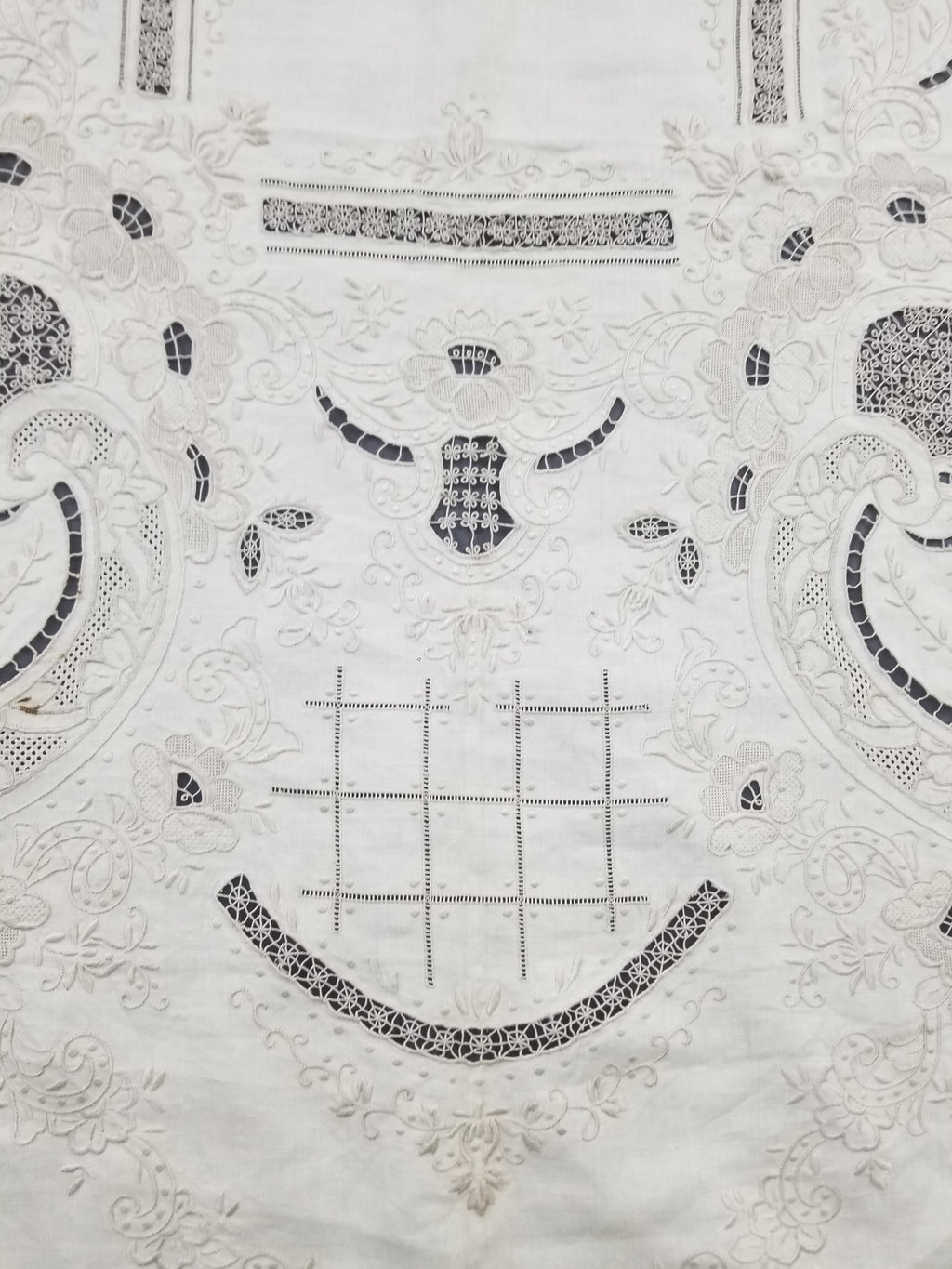 Vintage European Madeira Style Hand Embroidered Cutwork Tablecloth 306x170cm