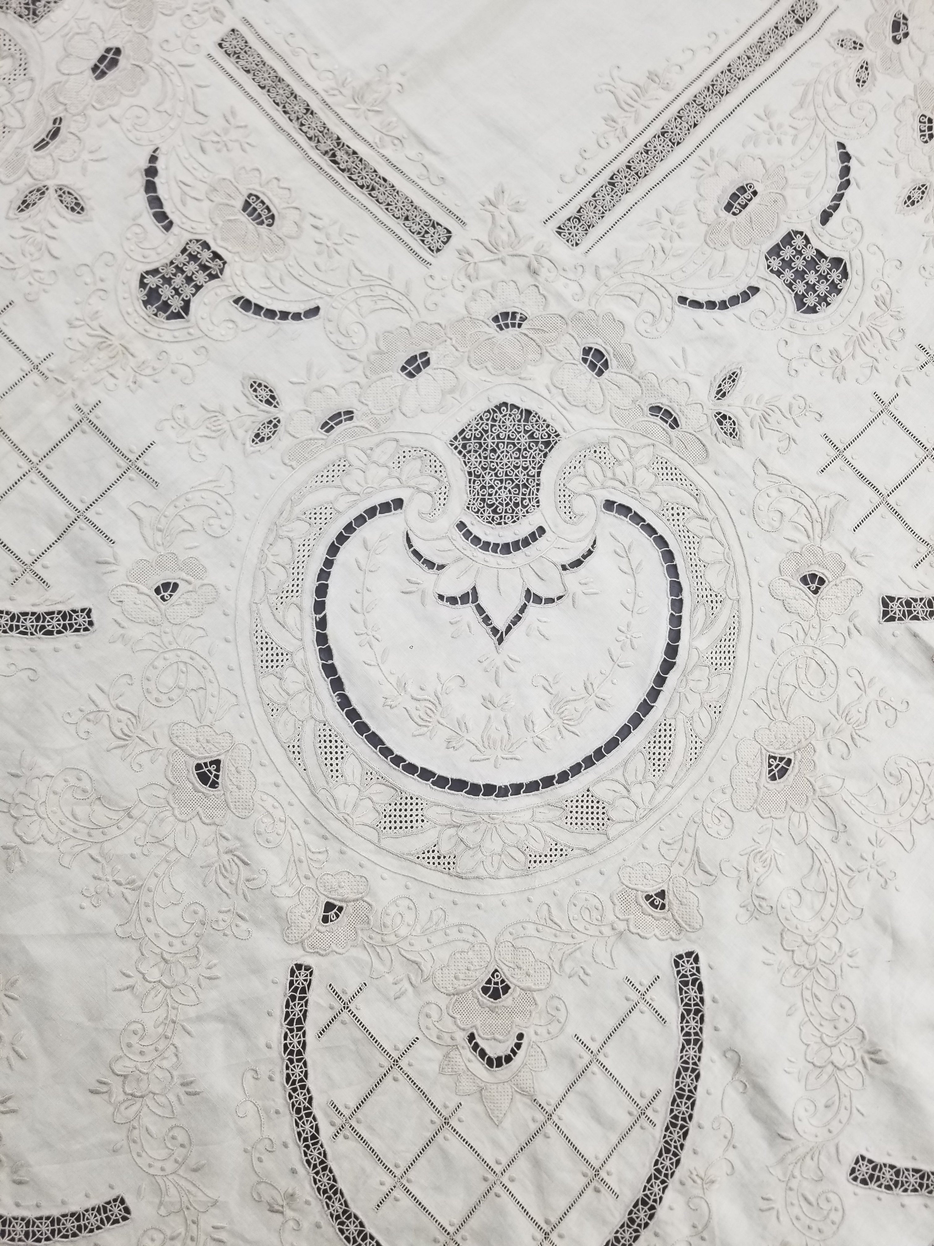 Vintage European Madeira Style Hand Embroidered Cutwork Tablecloth 306x170cm
