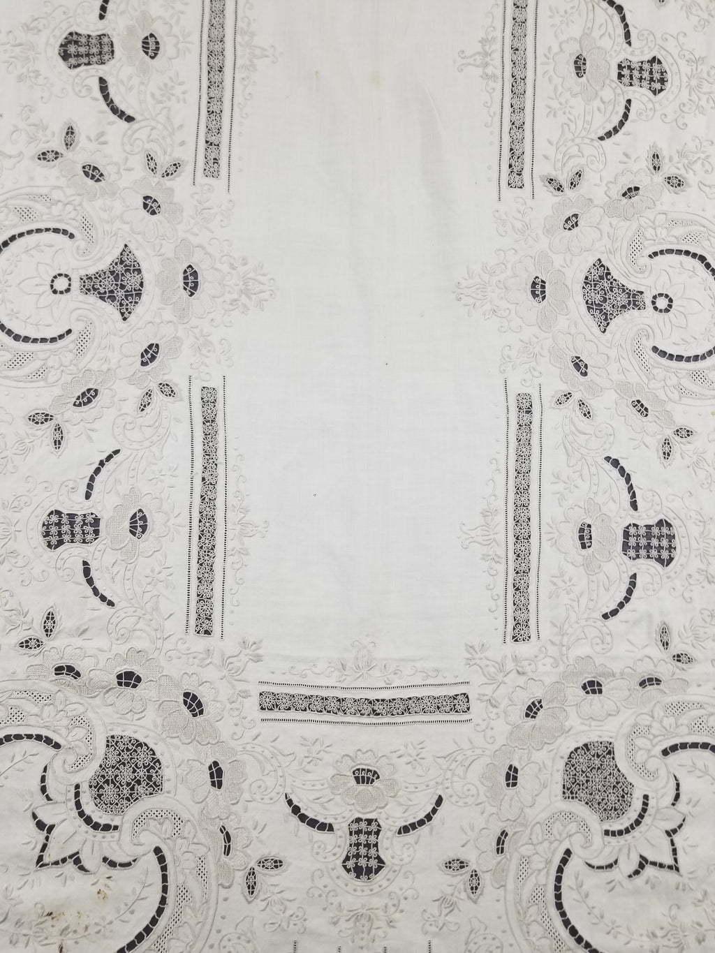 Vintage European Madeira Style Hand Embroidered Cutwork Tablecloth 306x170cm