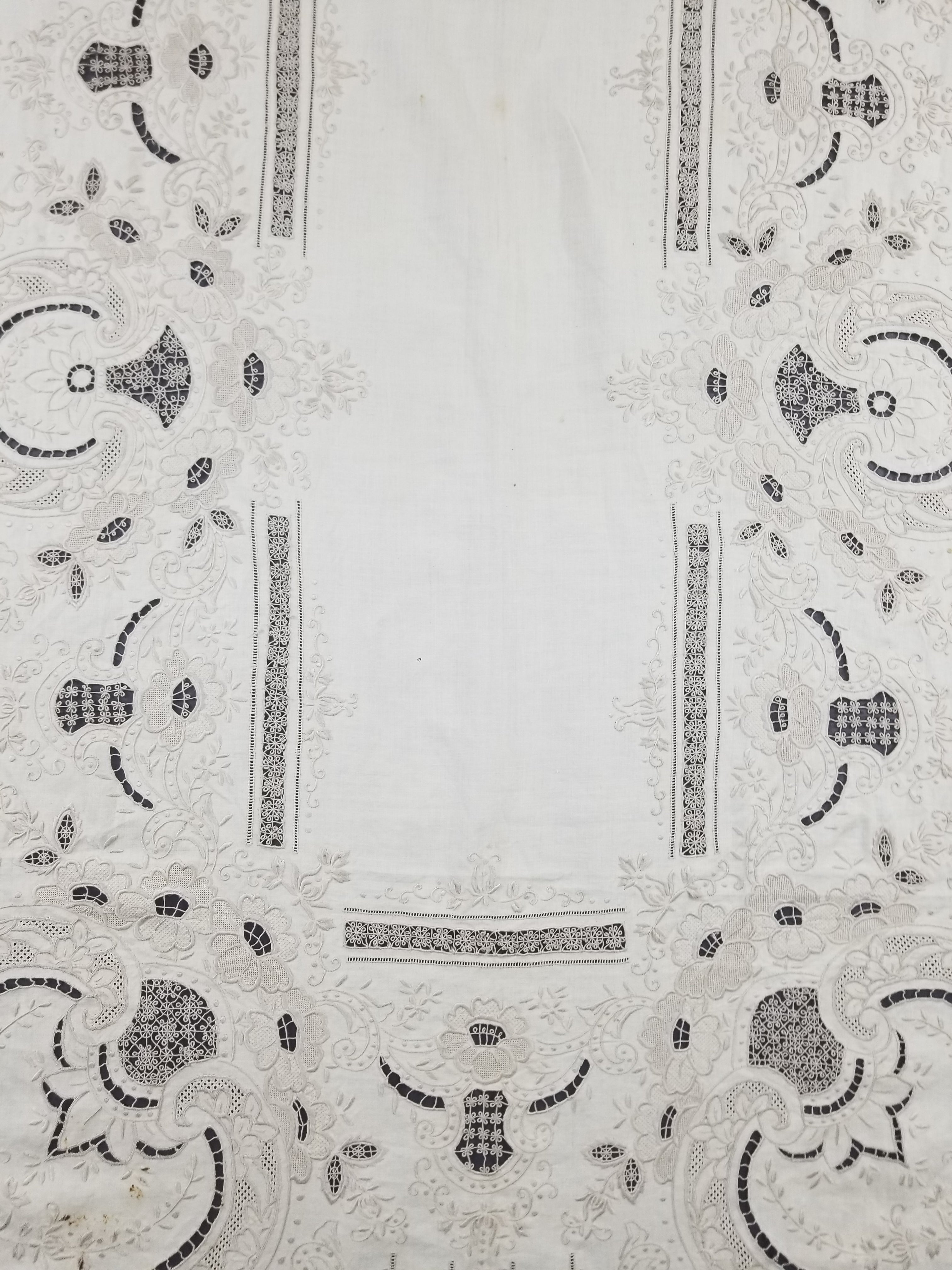 Vintage European Madeira Style Hand Embroidered Cutwork Tablecloth 306x170cm