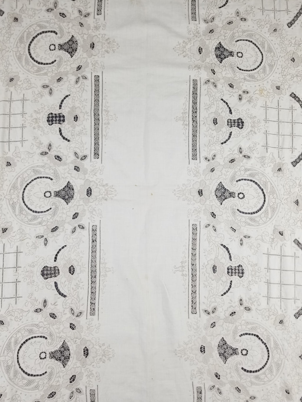Vintage European Madeira Style Hand Embroidered Cutwork Tablecloth 306x170cm