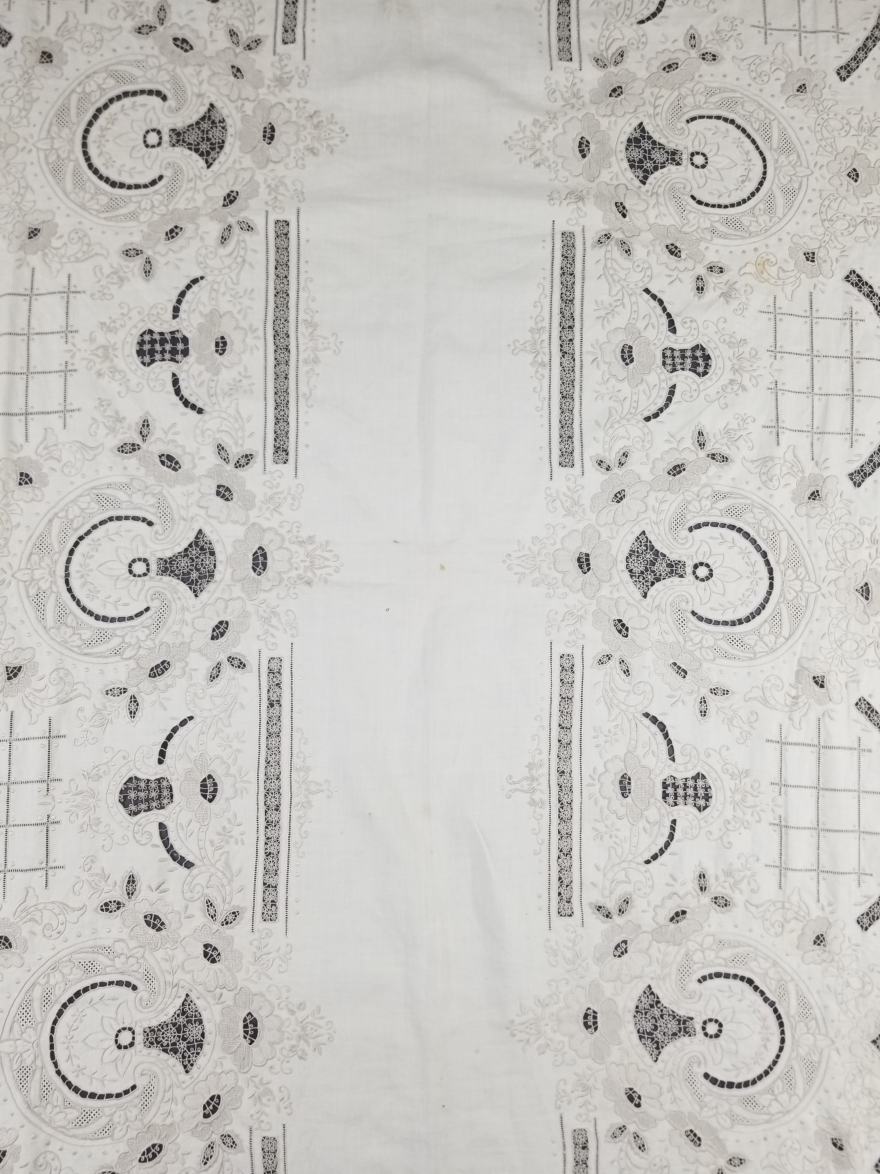 Vintage European Madeira Style Hand Embroidered Cutwork Tablecloth 306x170cm