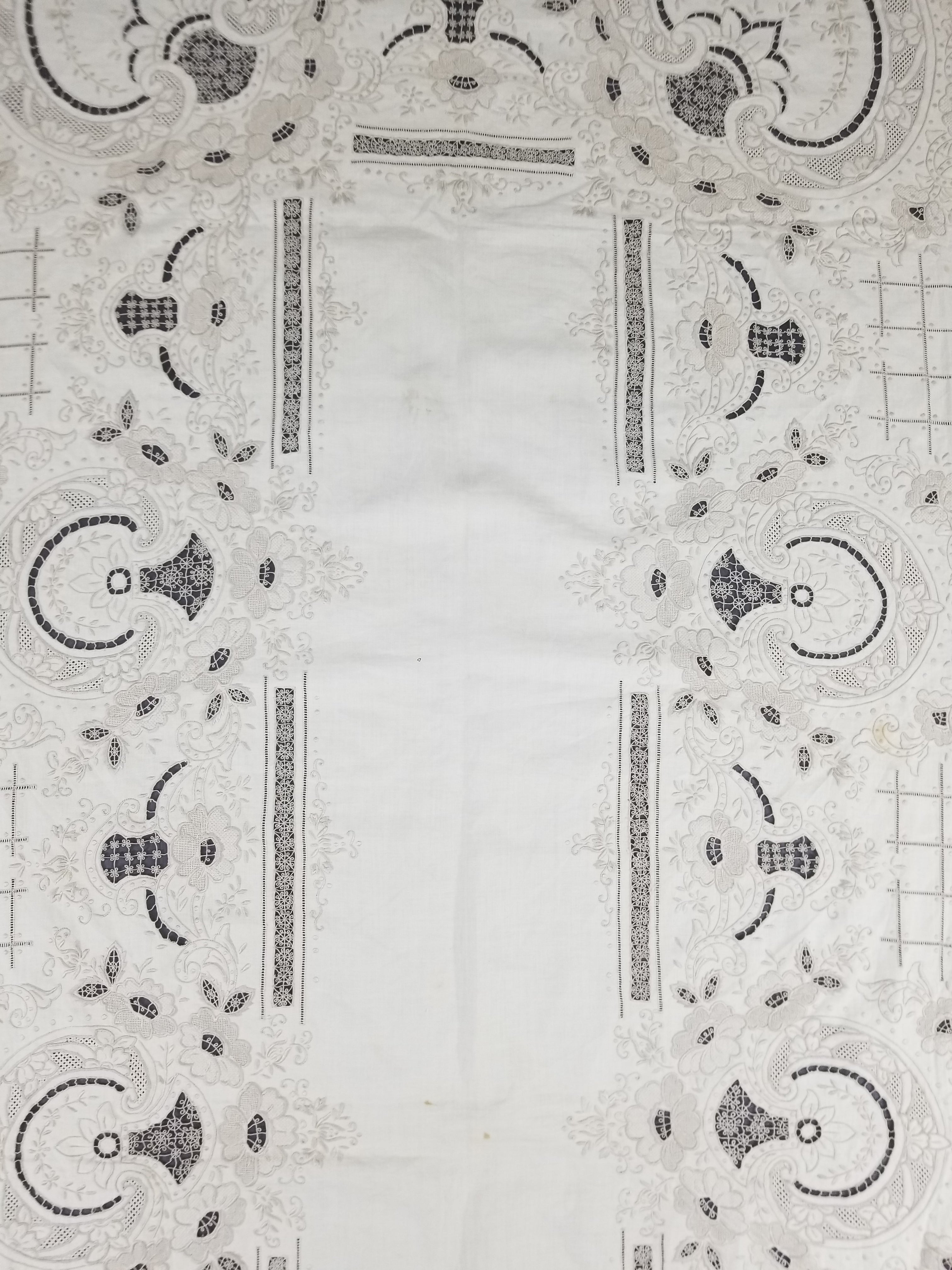 Vintage European Madeira Style Hand Embroidered Cutwork Tablecloth 306x170cm