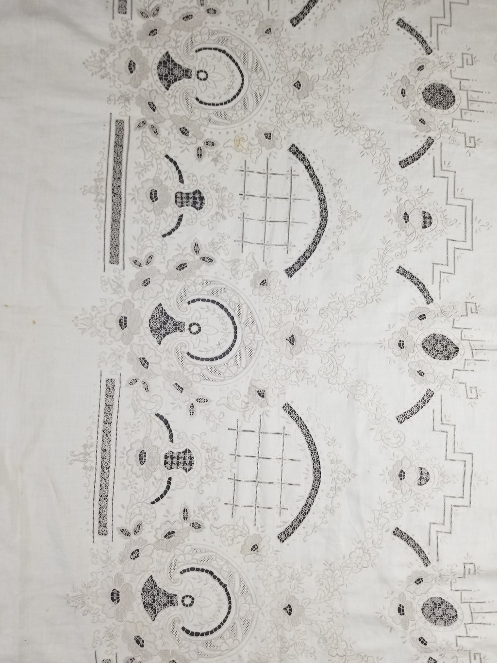 Vintage European Madeira Style Hand Embroidered Cutwork Tablecloth 306x170cm