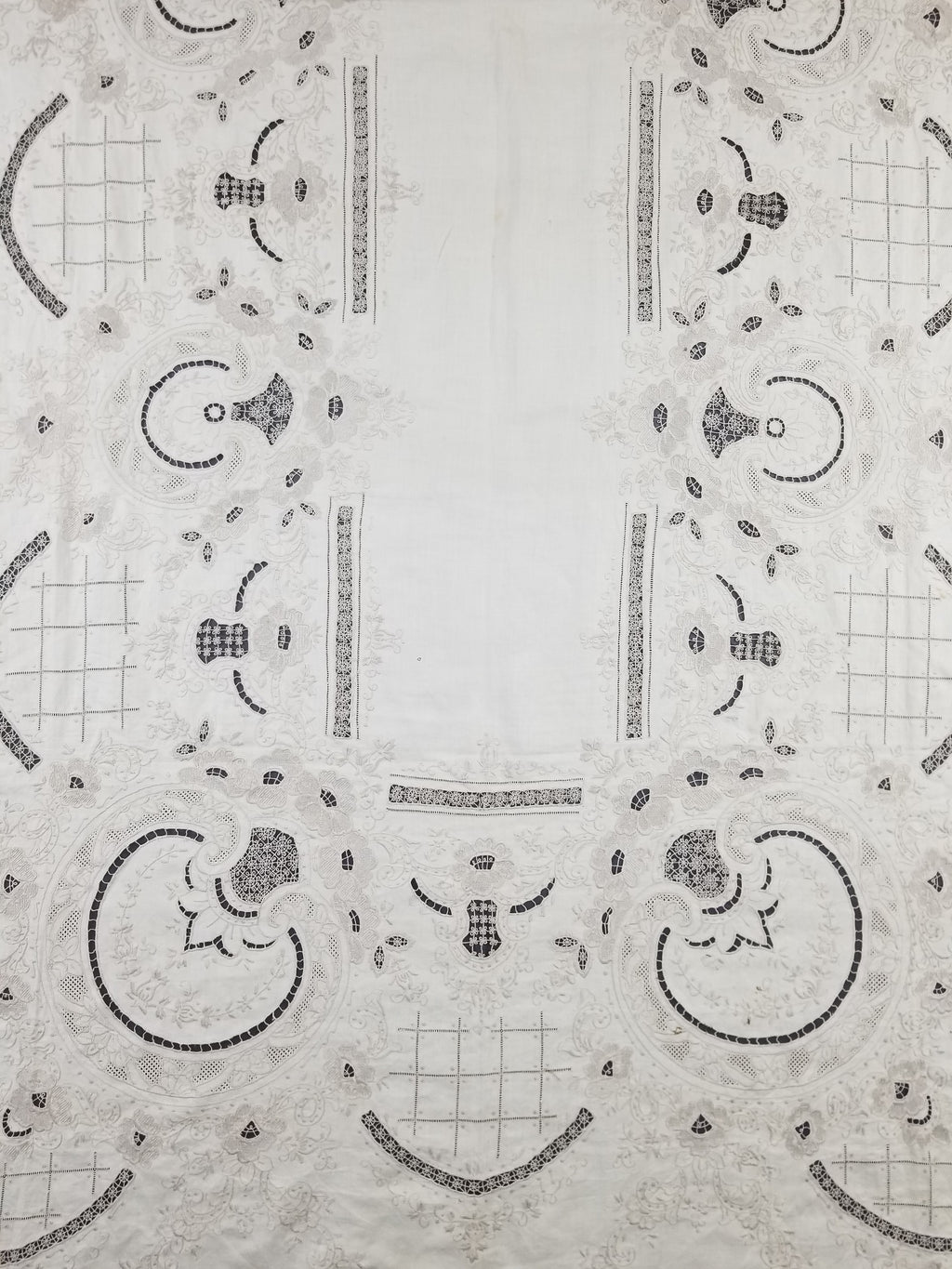 Vintage European Madeira Style Hand Embroidered Cutwork Tablecloth 306x170cm