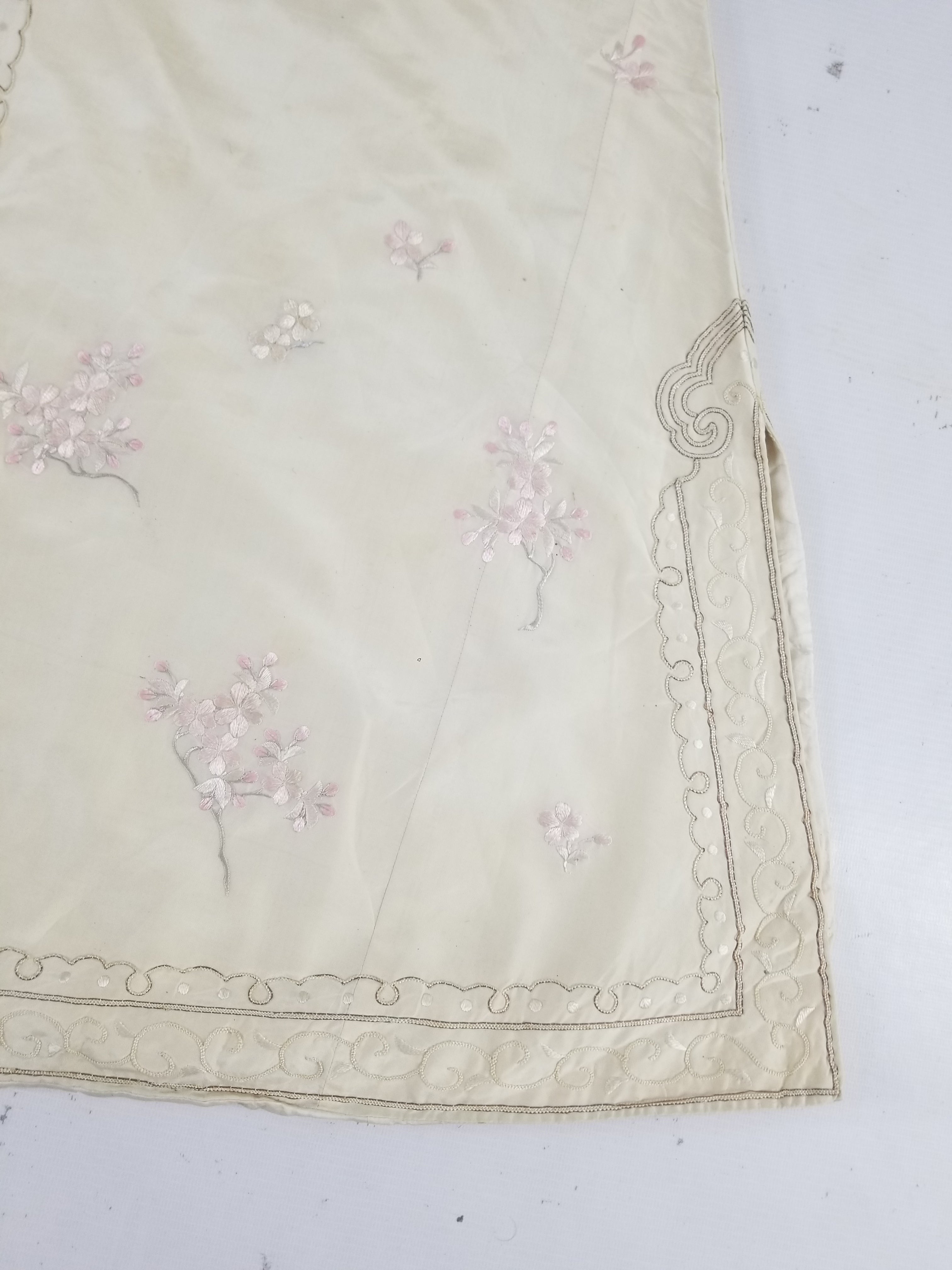 Vintage Japanese Floral Embroidered Frog Closures Silk Jacket
