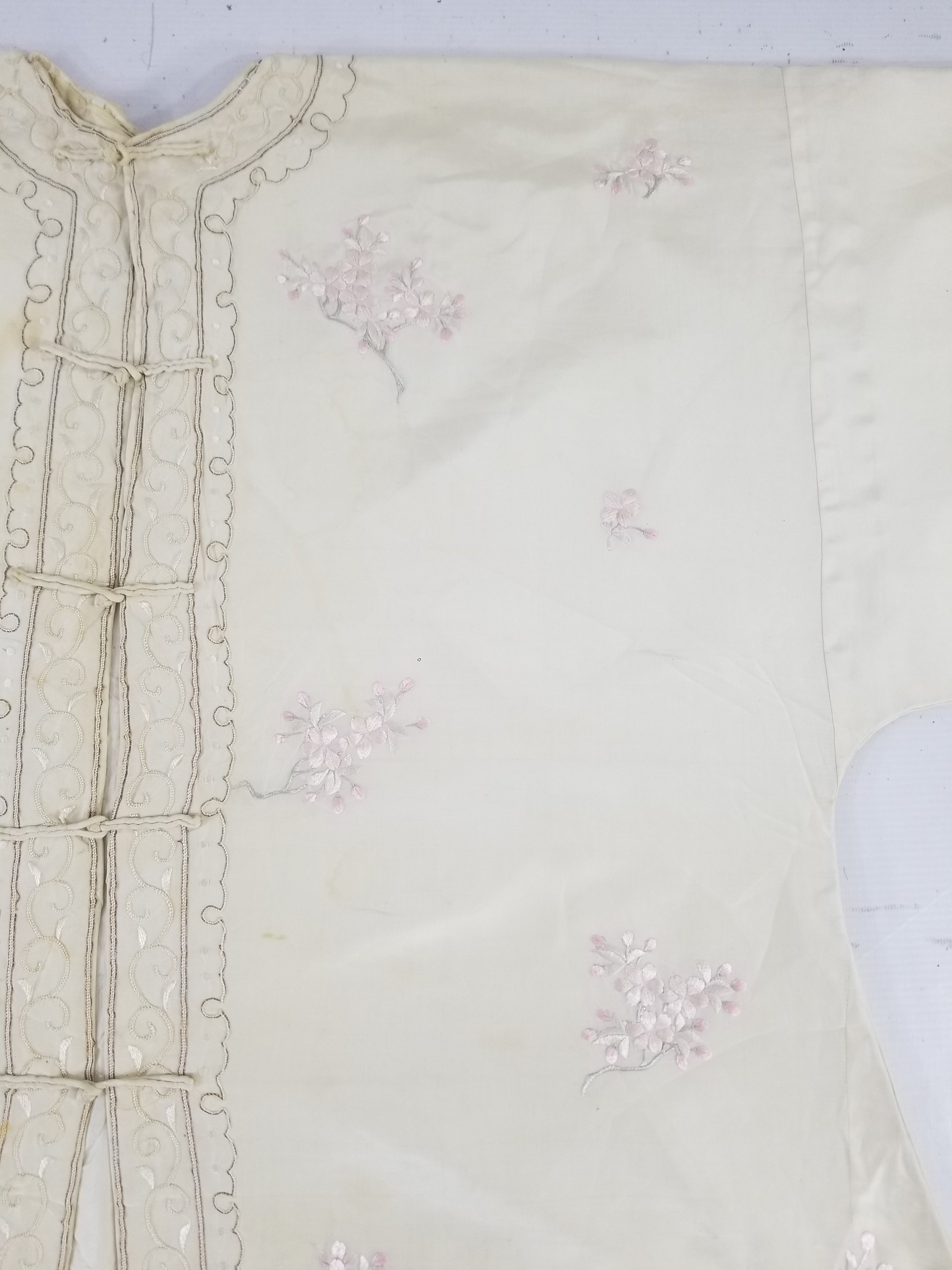 Vintage Japanese Floral Embroidered Frog Closures Silk Jacket